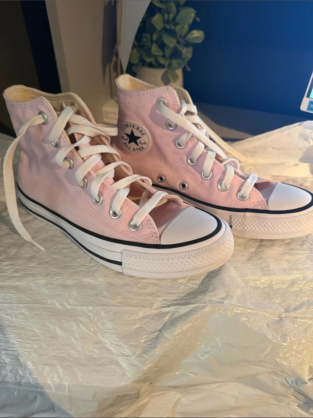 Converse woman’s light